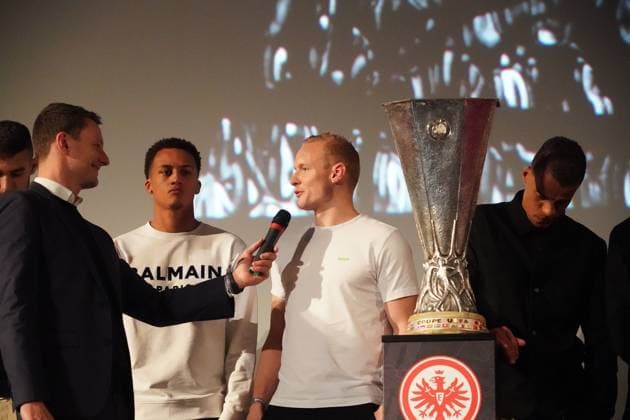 Kapitän Sebastian Rode und die Mannschaft von Eintracht Frankfurt mit dem Europa League Pokal bei der Filmpremiere von In diesem Jahr - Frankfurt 08.03.2023: Filmpremiere In diesem Jahr von Eintracht Frankfurt