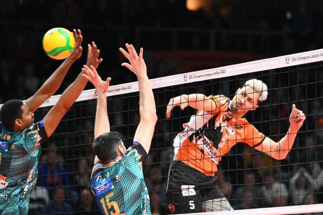 Sport Themen der Woche KW10 Sport Bilder des Tages Berlin, Germany, March 8th 2023: Nehemiah Mote (5) of Berlin Recycling Volleys spikes the ball during the quarter final match of the CEV Champions League Volley 2023 between Berlin Recycling Volleys and Sir Sicoma Monini Perugia at Max-Schmeling-Halle in Berlin, Germany. (Ryan Sleiman SPP)  Copyright: xRyanxSleimanx SPPx spp-en-RySls-20230308_BRV v SSMP_1741