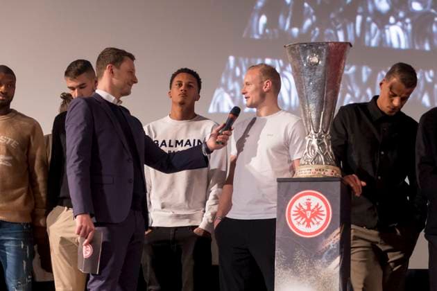 Eintracht Frankfurt Filmpremiere In diesem Jahr , CineStar Metropolis, Frankfurt, 08.03.2023 Sebastian Rode (Eintracht Frankfurt 17) im Interview und neben ihm Tuta (Eintracht Frankfurt 35) und der Pokal, Filmpremiere Eintracht Frankfurt In diesem Jahr , Frankfurt, CineStar Metropolis, 8.3.2023 Copyright: xBEAUTIFULxSPORTS Gawlikx