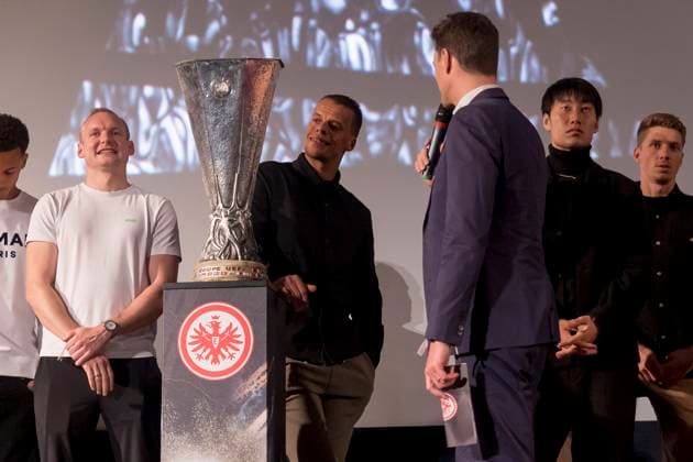 Eintracht Frankfurt Filmpremiere In diesem Jahr , CineStar Metropolis, Frankfurt, 08.03.2023 Sebastian Rode (Eintracht Frankfurt 17) & Timothy Chandler (Eintracht Frankfurt 22), der verliebt den Pokal ansieht, Filmpremiere Eintracht Frankfurt In diesem Jahr , Frankfurt, CineStar Metropolis, 8.3.2023 Copyright: xBEAUTIFULxSPORTS Gawlikx