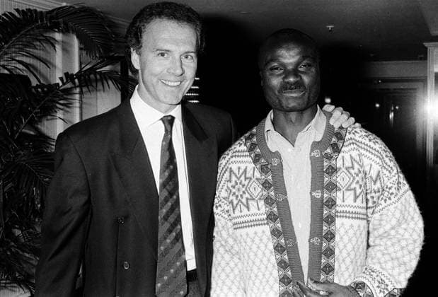 RTL-Fußballgala in Bonn: Franz Beckenbauer (l) + Roger Milla (r) *** RTL Soccer Gala in Bonn Franz Beckenbauer l Roger Milla r