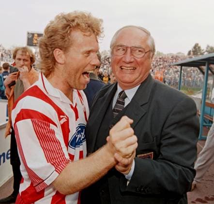 Hansa Rostock - 1.FC Köln 0:1- Durch diesen Sieg bleibt der 1.FC Köln in der Bundesliga: Henrik Andersen (l) + Präsident Klaus Hartmann (r) *** Hansa Rostock 1 FC Köln 0 1 This win keeps 1 FC Köln in the Bundesliga Henrik Andersen l President Klaus Hartmann r