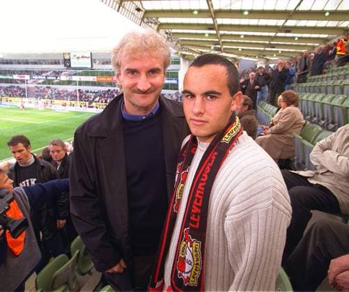 Bayer 04 Leverkusen: Rudi Völler (l) + Landon Donovan (r) *** Bayer 04 Leverkusen Rudi Völler l Landon Donovan r