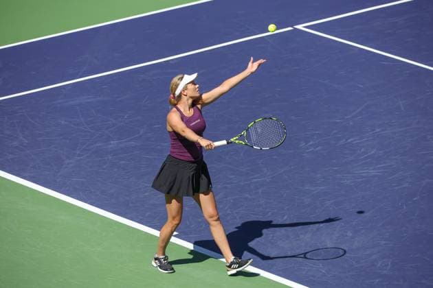 INDIAN WELLS, CA - MARCH 09: Danielle Collins (USA) serves during the BNP Paribas Open on March 9, 2023 at the Indian Wells Tennis Garden in Indian Wells, CA. (Photo by George Walker Icon Sportswire) TENNIS: MAR 09 BNP Paribas Open Icon23030902