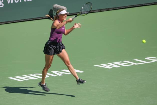 INDIAN WELLS, CA - MARCH 09: Danielle Collins (USA) hits a forehand during the BNP Paribas Open on March 9, 2023 at the Indian Wells Tennis Garden in Indian Wells, CA. (Photo by George Walker Icon Sportswire) TENNIS: MAR 09 BNP Paribas Open Icon23030907