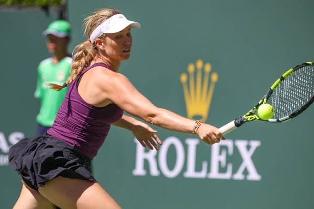 INDIAN WELLS, CA - MARCH 09: Danielle Collins (USA) hits a backhand during the BNP Paribas Open on March 9, 2023 at the Indian Wells Tennis Garden in Indian Wells, CA. (Photo by George Walker Icon Sportswire) TENNIS: MAR 09 BNP Paribas Open Icon23030926