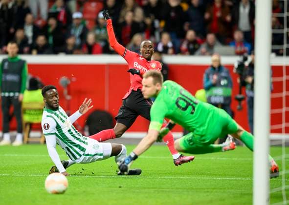 Sport Bilder des Tages v.l. Myenty Abena (BUD), Moussa DIABY (LEV), Torwart Denes Dibusz (BUD), Torchance, Aktion, Zweikampf, Fussball Europa League, Achtelfinale Hinspiel, Bayer 04 Leverkusen (LEV) - Ferencvaros Budapest (BUD), am 09.03.2023 in Leverkusen Deutschland. UEFA regulations prohibit any use of photographs as image sequences and or quasi-video Â *** v l Myenty Abena BUD , Moussa DIABY LEV , Goalkeeper Denes Dibusz BUD , Goal chance, action, duel, Football Europa League, Round of 16 first leg, Bayer 04 Leverkusen LEV Ferencvaros Budapest BUD , on 09 03 2023 in Leverkusen Germany UEFA regulations prohibit any use of photographs as image sequences and or quasi video Â