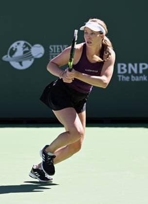 INDIAN WELLS, CA - MARCH 09: Danelle Collins of the United States chases after the ball during a tennis match at the BNP Paribas Open played on March 9, 2023 at the Indian Wells Tennis Garden in Indian Wells, CA.(Photo by John Cordes Icon Sportswire) TENNIS: MAR 09 BNP Paribas Open Icon506230309003