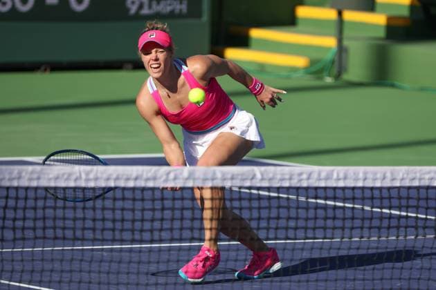Sport Bilder des Tages INDIAN WELLS, CA - MARCH 09: Laura Siegemund (GER) hits a volley during the BNP Paribas Open on March 9, 2023 at the Indian Wells Tennis Garden in Indian Wells, CA. (Photo by George Walker Icon Sportswire) TENNIS: MAR 09 BNP Paribas Open Icon23030968