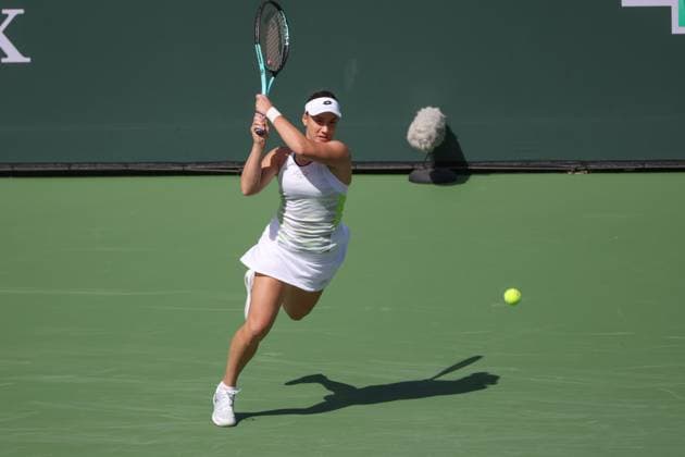 INDIAN WELLS, CA - MARCH 09: Danka Kovinic (MNE) hits a backhand during the BNP Paribas Open on March 9, 2023 at the Indian Wells Tennis Garden in Indian Wells, CA. (Photo by George Walker Icon Sportswire) TENNIS: MAR 09 BNP Paribas Open Icon230309121