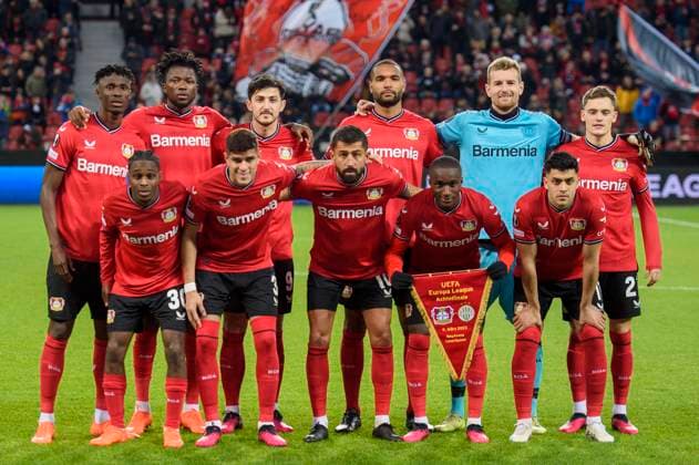 Fußball: Europa League, Saison 2022 2023, Achtelfinale, Bayer 04 Leverkusen - Ferencvaros Budapest am 09.03.2023 in Leverkusen (Nordrhein-Westfalen). Mannschaftsfoto Leverkusen, v.h.l.: Leverkusen s Odilon Kossounou Leverkusen s Edmond Tapsoba Leverkusen s Sardar Azmoun Leverkusen s Jonathan Tah Leverkusen s Lukas Hradecky Leverkusen s Florian Wirtz v.v.l.: Leverkusen s Jeremie Frimpong Leverkusen s Piero Hincapie Leverkusen s Kerem Demirbay Leverkusen s Moussa Diaby Leverkusen s Nadiem Amiri Copyright: xKirchnerx xChristopherxNeundorfx