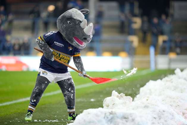 Sport Themen der Woche KW10 Sport Bilder des Tages Betfred Super League Round 4 Leeds Rhinos v Wakefield Trinity Leeds Rhinos mascot Ronnie Rhino clears snow from the side of the pitch before the Betfred Super League Round 4 match Leeds Rhinos vs Wakefield Trinity at Headingley Stadium, Leeds, United Kingdom, 10th March 2023 (Photo by Steve Flynn News Images) Leeds Headingley Stadium Yorkshire United Kingdom Copyright: xStevexFlynn NewsxImagesx