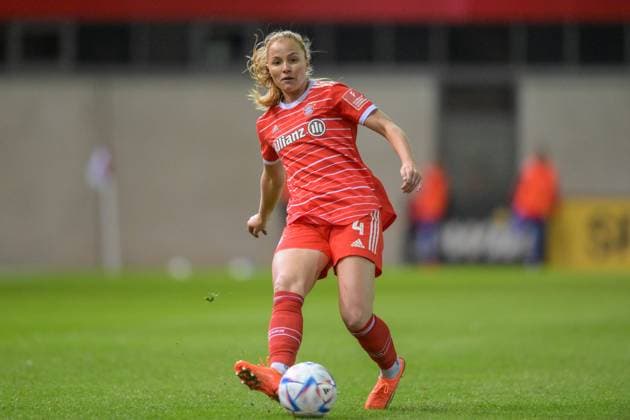 Fußball, Frauen Bundesliga, 20230310, FC Bayern München - MSV Duisburg. Im Bild Glodis Perla VIGGOSDOTTIR (FC Bayern München, 4) Pass Zuspiel Ball. München FC Bayern Campus Bayern Deutschland Copyright: Passion2Press MarkusxFischerx