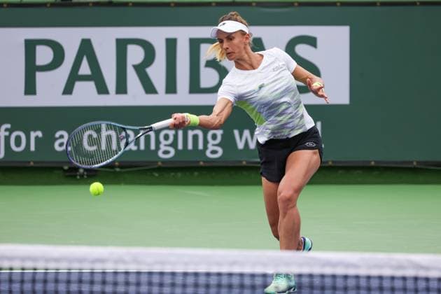 INDIAN WELLS, CA - MARCH 10: Lesia Tsurenko (UKR) hits a forehand during the BNP Paribas Open on March 10, 2023 at the Indian Wells Tennis Garden in Indian Wells, CA. (Photo by George Walker Icon Sportswire) TENNIS: MAR 10 BNP Paribas Open Icon230310026