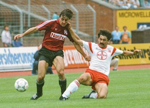 Aus 1. BL. Saison 1988 89 Hannover 96 - Bayer 04 Leverkusen 2:2 am 27.08.1988. Im Foto: am Ball Han96 Spieler Siegfried Reich gegen Marek Lesniak *** From 1 BL season 1988 89 Hannover 96 Bayer 04 Leverkusen 2 2 on 27 08 1988 In the photo on the ball Han96 player Siegfried Reich against Marek Lesniak