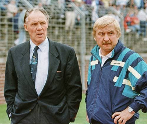 Aus 1. BL. Saison 1988 89 Hannover 96 - Bayer 04 Leverkusen 2:2 am 27.08.1988. Im Foto: Bayer Trainer li. Rinus Michels und Co.- Gerd Kentschke *** From 1 BL season 1988 89 Hannover 96 Bayer 04 Leverkusen 2 2 on 27 08 1988 In photo Bayer coach li Rinus Michels and Co Gerd Kentschke
