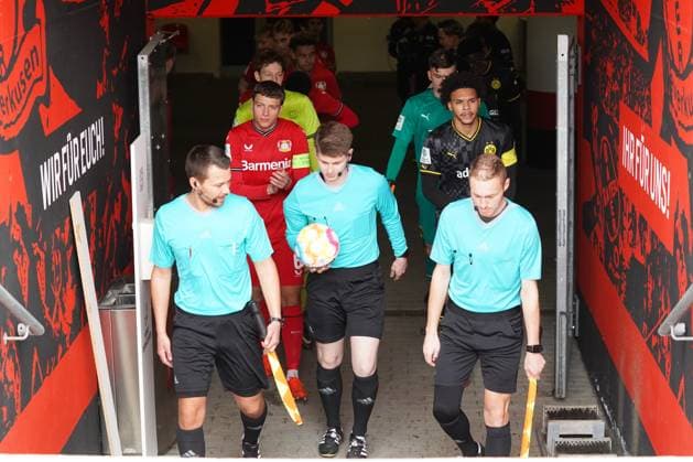 Samstag, 11.03.2023 Saison 2022 2023 15. Spieltag A-Junioren-Bundesliga im Ulrich-Haberland-Stadion, Leverkusen, Germany. SV Bayer Leverkusen U19 - BV Borussia Dortmund U19. Einlaufen der Mannschaften.