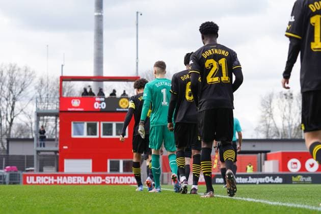 Samstag, 11.03.2023 Saison 2022 2023 15. Spieltag A-Junioren-Bundesliga im Ulrich-Haberland-Stadion, Leverkusen, Germany. SV Bayer Leverkusen U19 - BV Borussia Dortmund U19. Einlaufen der Mannschaften.