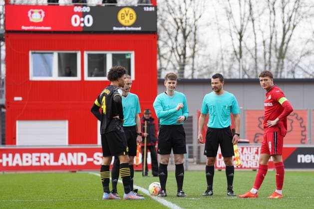 Samstag, 11.03.2023 Saison 2022 2023 15. Spieltag A-Junioren-Bundesliga im Ulrich-Haberland-Stadion, Leverkusen, Germany. SV Bayer Leverkusen U19 - BV Borussia Dortmund U19. Seitenwahl der Mannschaftskapitäne.