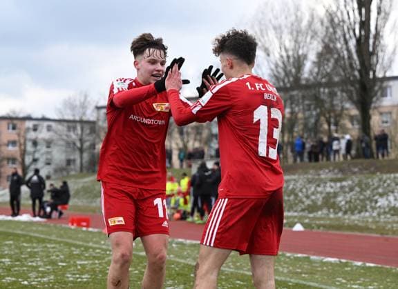 Fussball, U 17, Saison 2022 23, B-Junioren Bundesliga, Staffel Nord Nordost (17. Spieltag), 1. FC Union Berlin - Hertha BSC, v. l. William Giegold U17, U 17 1. FC Union), Julien Friedrich (U17, 1. FC Union), Jubel nach Tor zum 2:1, 11.03.2023,