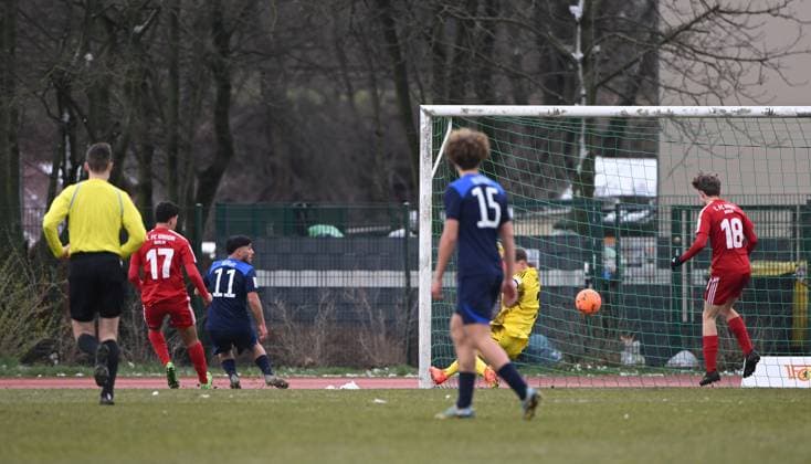 Fussball, U 17, Saison 2022 23, B-Junioren Bundesliga, Staffel Nord Nordost (17. Spieltag), 1. FC Union Berlin - Hertha BSC, Eser Bekdemir (Nr. 11, Hertha) erzielt das Tor zum 1:1 gegen Torwart Jaden Rodtnick U17, U 17 1. FC Union), 11.03.2023,