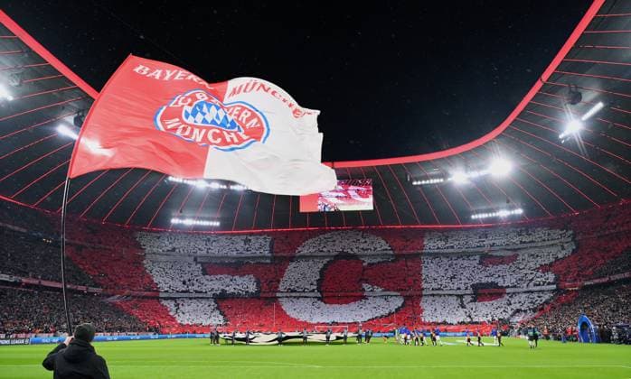 FUSSBALL CHAMPIONS LEAGUE SAISON 2022 2023 Achtelfinal Rueckspiel FC Bayern Muenchen - Paris Saint-Germain 08.03.2023 FC Bayern Muenchen Fans in der Suedkurve der Allianz Arena mit einer Chore, FCB
