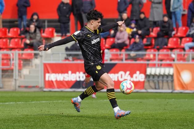 Samstag, 11.03.2023 Saison 2022 2023 15. Spieltag A-Junioren-Bundesliga im Ulrich-Haberland-Stadion, Leverkusen, Germany. SV Bayer Leverkusen U19 - BV Borussia Dortmund U19. Vincenzo Onofrietti (Borussia Dortmund U19 23)