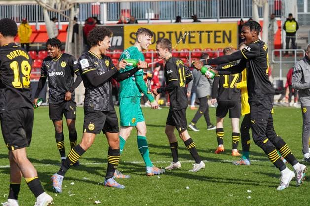 Samstag, 11.03.2023 Saison 2022 2023 15. Spieltag A-Junioren-Bundesliga im Ulrich-Haberland-Stadion, Leverkusen, Germany. SV Bayer Leverkusen U19 - BV Borussia Dortmund U19. Jubel nach dem Gewinn der Westdeutschen Meisterschaft.