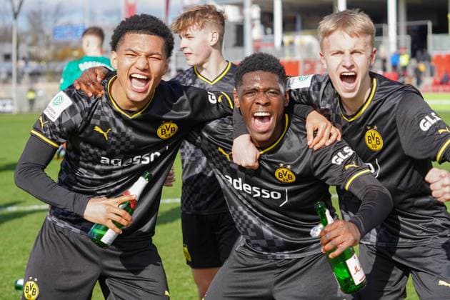 Samstag, 11.03.2023 Saison 2022 2023 15. Spieltag A-Junioren-Bundesliga im Ulrich-Haberland-Stadion, Leverkusen, Germany. SV Bayer Leverkusen U19 - BV Borussia Dortmund U19. Jubel nach dem Gewinn der Westdeutschen Meisterschaft. Paris Josua Brunner (Borussia Dortmund U19 19), Bismarck Quayson, Danilo Krevsun