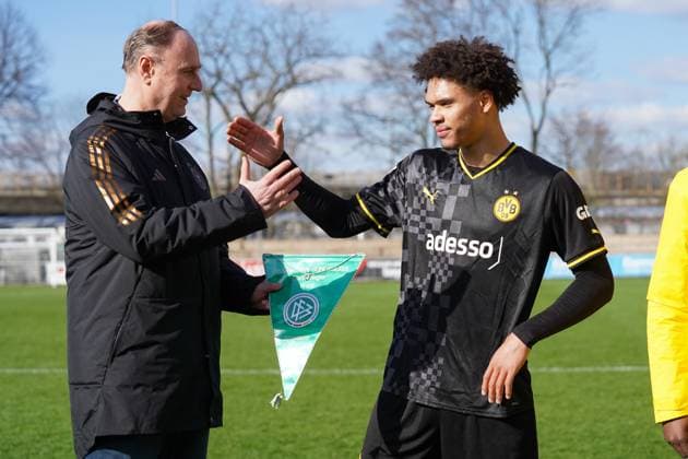 Samstag, 11.03.2023 Saison 2022 2023 15. Spieltag A-Junioren-Bundesliga im Ulrich-Haberland-Stadion, Leverkusen, Germany. SV Bayer Leverkusen U19 - BV Borussia Dortmund U19. Übergabe des Wimpels zum Gewinn der Westdeutschen Meisterschaft. Pharrell Nnamdi Collins (Borussia Dortmund U19 4)