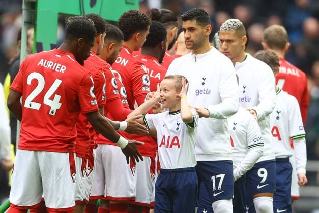 Sport Themen der Woche KW10 Sport Bilder des Tages Mandatory Credit: Photo by Kieran McManus Shutterstock (13803288j) A young Tottenham mascot pulls a face at Jesse Lingard of Nottingham Forest before kick off Tottenham Hotspur v Nottingham Forest, Premier League, Football, Tottenham Hotspur Stadium, London, UK - 11 Mar 2023 EDITORIAL USE ONLY No use with unauthorised audio, video, data, fixture lists, club league logos or live services. Online in-match use limited to 120 images, no video emulation. No use in betting, games or single club league player publications. Tottenham Hotspur v Nottingham Forest, Premier League, Football, Tottenham Hotspur Stadium, London, UK - 11 Mar 2023 EDITORIAL USE ONLY No use with unauthorised audio, video, data, fixture lists, club league logos or live services. Online in-match use limited to 120 images, no video emulation. No use in betting, games or single club league player publications.  Copyright: xKieranxMcManus Shutterstockx 13803288j