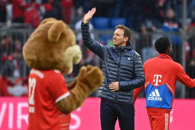 Trainer Julian NAGELSMANN (Bayern Muenchen), winkend,winkt zu Freundin Lena Wurzenberger nach Spielende. Fussball 1. Bundesliga Saison 2022 2023, 24.Spieltag, Spieltag24, FC Bayern Muenchen - FC Augsburg 5-3 am 26.02.2023, A L L I A N Z A R E N A.