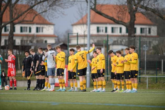 Aufstellung Dynamo v.l.: Louis Schulze (verdeckt), Erik Herrmann, Lucas Ehrlich, Nik Orth, Kenny Weyh, Moritz Krause, Justin Bulang, Emil Zeil, Joe Löwe (Loewe), Tony Menzel und Jonas Saliger; SG Dynamo Dresden U19 - 1. FC Union Berlin; Fußball; Saison 2022 2023; Sportpark Ostra; Dresden; 11. März (Maerz) 2023;