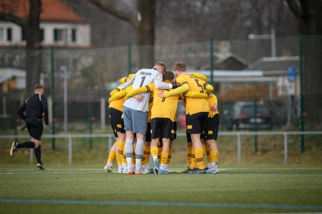 Dynamo im Kreis; SG Dynamo Dresden U19 - 1. FC Union Berlin; Fußball; Saison 2022 2023; Sportpark Ostra; Dresden; 11. März (Maerz) 2023;