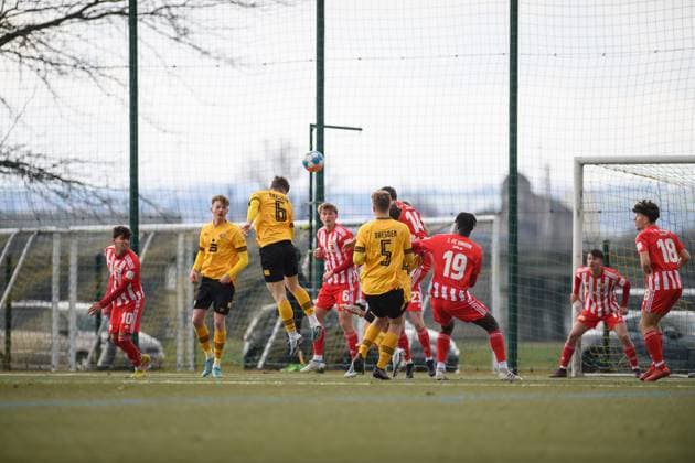 Dresdens Justin Bulang (mittig) beim Kopfball; SG Dynamo Dresden U19 - 1. FC Union Berlin; Fußball; Saison 2022 2023; Sportpark Ostra; Dresden; 11. März (Maerz) 2023;