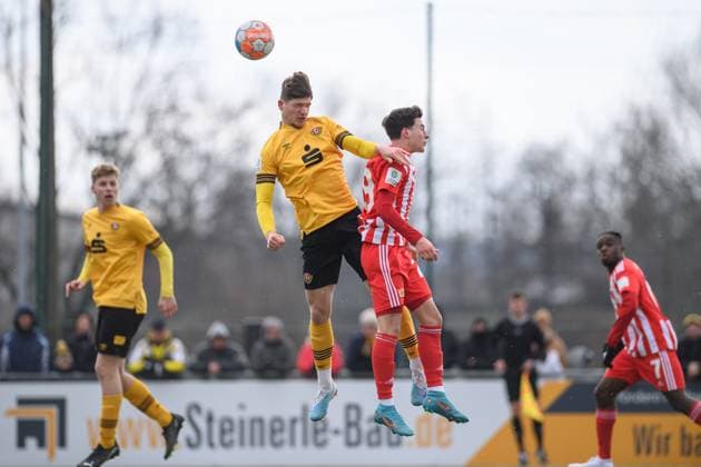Dresdens Justin Bulang (links) im Kopfballduell; SG Dynamo Dresden U19 - 1. FC Union Berlin; Fußball; Saison 2022 2023; Sportpark Ostra; Dresden; 11. März (Maerz) 2023;