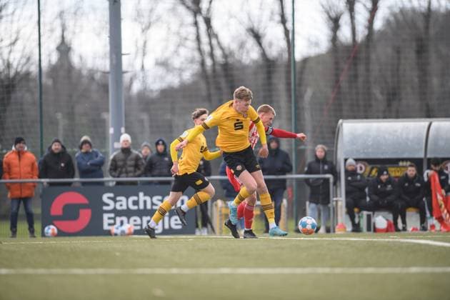 Dresdens Lucas Ehrlich (U19) im Zweikampf; SG Dynamo Dresden U19 - 1. FC Union Berlin; Fußball; Saison 2022 2023; Sportpark Ostra; Dresden; 11. März (Maerz) 2023;