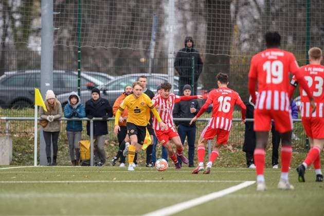 Dresdens Tony Menzel (links) im Zweikampf; SG Dynamo Dresden U19 - 1. FC Union Berlin; Fußball; Saison 2022 2023; Sportpark Ostra; Dresden; 11. März (Maerz) 2023;