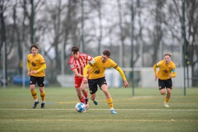 Dresdens Jonas Saliger (U19) (rechts) im Zweikampf; SG Dynamo Dresden U19 - 1. FC Union Berlin; Fußball; Saison 2022 2023; Sportpark Ostra; Dresden; 11. März (Maerz) 2023;