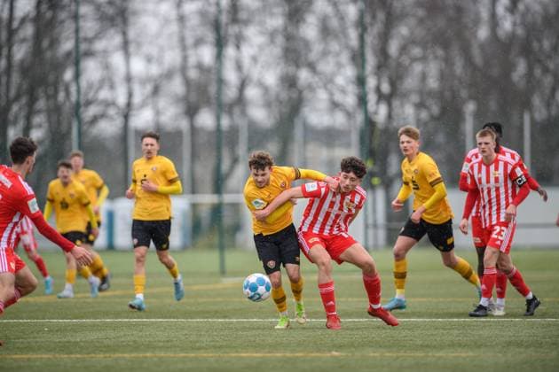 Dresdens Joe Löwe (Loewe) (links) im Zweikampf; SG Dynamo Dresden U19 - 1. FC Union Berlin; Fußball; Saison 2022 2023; Sportpark Ostra; Dresden; 11. März (Maerz) 2023;