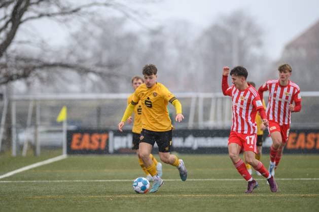 Dresdens Nik Orth am Ball; SG Dynamo Dresden U19 - 1. FC Union Berlin; Fußball; Saison 2022 2023; Sportpark Ostra; Dresden; 11. März (Maerz) 2023;