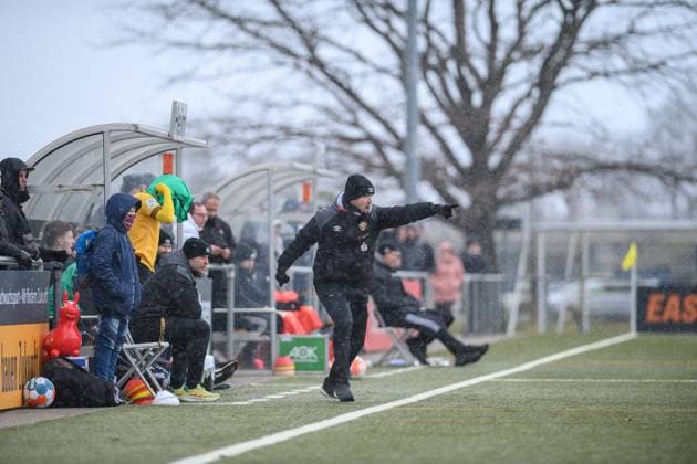 Dresdens Justin Bulang (links) im Kopfballduell; SG Dynamo Dresden U19 - 1. FC Union Berlin; Fußball; Saison 2022 2023; Sportpark Ostra; Dresden; 11. März (Maerz) 2023;