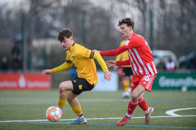 Dresdens Nik Orth am Ball; SG Dynamo Dresden U19 - 1. FC Union Berlin; Fußball; Saison 2022 2023; Sportpark Ostra; Dresden; 11. März (Maerz) 2023;