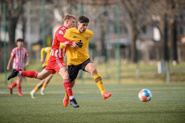 Dresdens Julius Hoffmann (U19) im Zweikampf; SG Dynamo Dresden U19 - 1. FC Union Berlin; Fußball; Saison 2022 2023; Sportpark Ostra; Dresden; 11. März (Maerz) 2023;