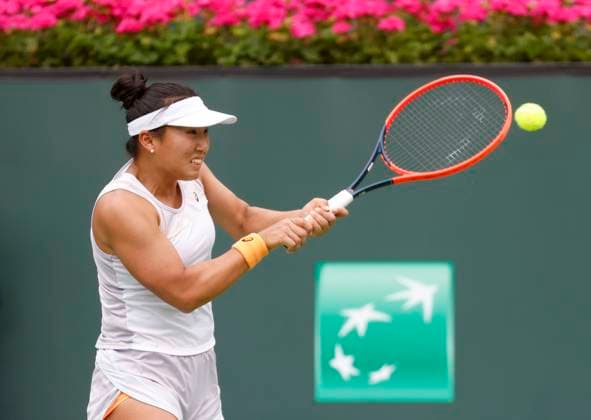 March 11, 2023 Claire Liu returns a shot against Iga Swiatek of Poland during the 2023 BNP Paribas Open at Indian Wells Tennis Garden in Indian Wells, California. Mandatory Photo Credit: CSM Indian Wells United States of America - ZUMAc04_ 20230311_zaf_c04_249 Copyright: xCharlesxBausx