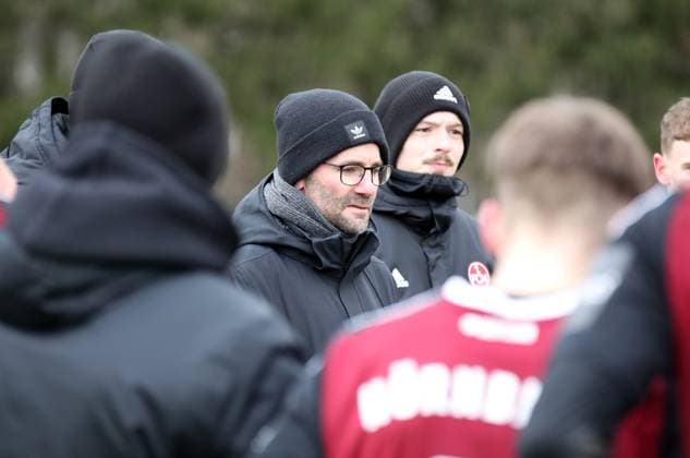11.03.2022 - Fussball - Saison 2022 2023 - B-Junioren U17, U 17 - Bundesliga Süd Südwest - 1. FC Nürnberg FCN - SpVgg Greuther Fürth - Sportfoto Zink DaMa - Michael Wiesinger (Leiter Nachwuchsleistungszentrum 1. FC Nürnberg FCN ) spricht nach Spielende zu Mannschaft Team