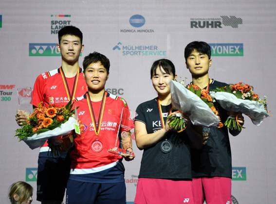 Sport Themen der Woche KW10 Sport Bilder des Tages (230312) -- MUELHEIM, March 12, 2023 -- Feng Yanzhe (1st L) Huang Dongping (2nd L) and Kim Won Ho (1st R) Jeong Na Eun (2nd R) pose during the medal ceremony of mixed doubles at the Yonex German Open 2023 badminton tournament in Muelheim, Germany, March 12, 2023. ) (SP)GERMANY-MUELHEIM-BADMINTON-GERMAN OPEN 2023-MIXED DOUBLES-FINAL RenxPengfei 