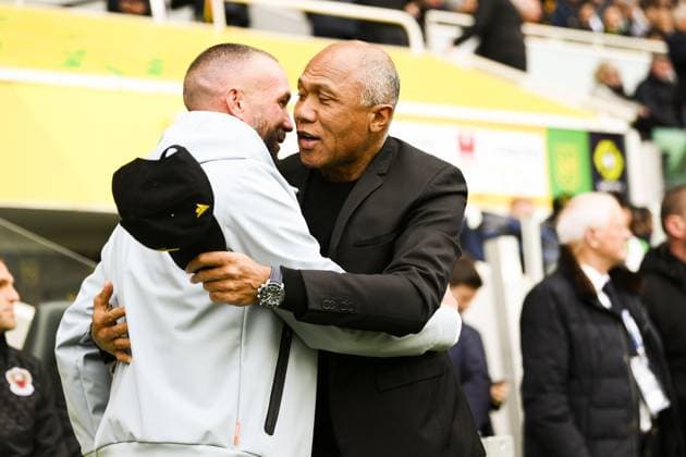 accolade entre Didier Digard - Entraineur (Nice) Antoine Kombouare - entraineur (Nantes) FOOTBALL : Nantes vs Nice - Ligue1 - 12 03 2023 JBAutissier Panoramic 