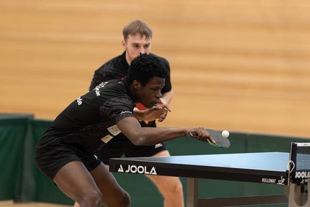 v.l. John Oyebode (TTC Fortuna Passau), Daniel Rinderer (TTC Fortuna Passau) - Passau (Bayern Deutschland) Tischtennis Herren, 2. Bundesliga, Saison 2022 2023 am 12.03.2023 in der Neuen Mehrzweckhalle TTC Fortuna Passau vs. Hertha BSC Berlin
