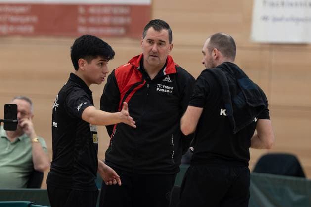 v.l. Gustavo Gomez (TTC Fortuna Passau), Trainer Martin Schauer (TTC Fortuna Passau), Viacheslaw Krivosheev (TTC Fortuna Passau) - Passau (Bayern Deutschland) Tischtennis Herren, 2. Bundesliga, Saison 2022 2023 am 12.03.2023 in der Neuen Mehrzweckhalle TTC Fortuna Passau vs. Hertha BSC Berlin